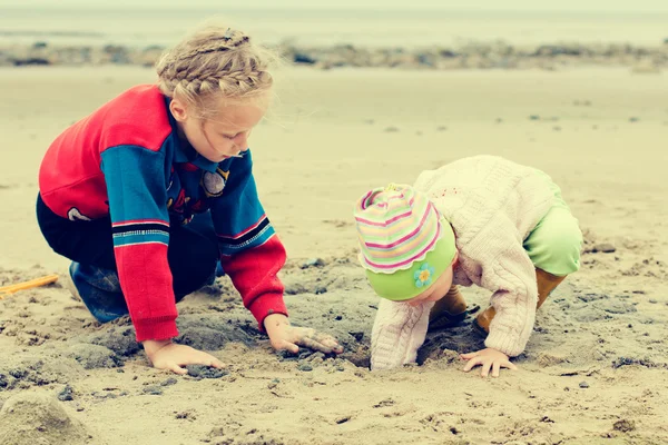 Twee kinderen op het strand. — Stockfoto