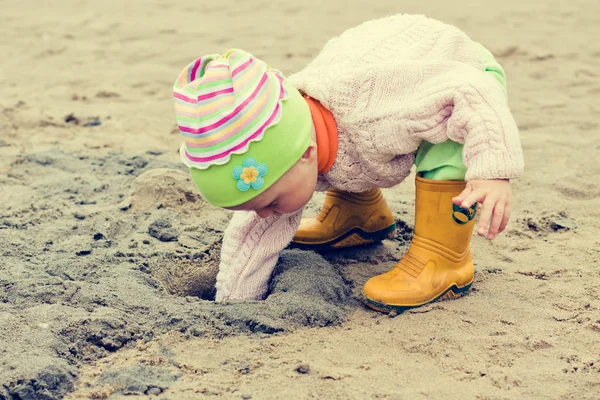 Kind op het strand — Stockfoto