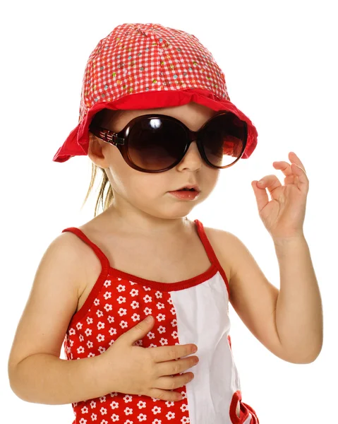 Niño en el sombrero rojo y gafas de sol —  Fotos de Stock