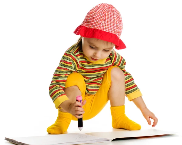 Menina aprende a pintar no álbum . — Fotografia de Stock