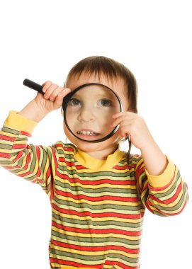 küçük çocuk bir büyüteç arıyor