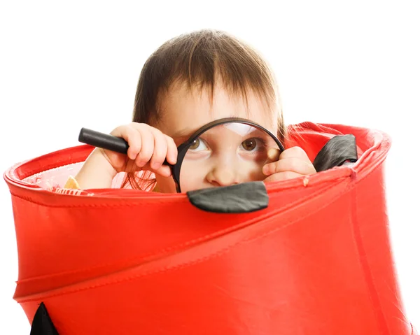 Pequeño niño mirando fuera de la cesta —  Fotos de Stock