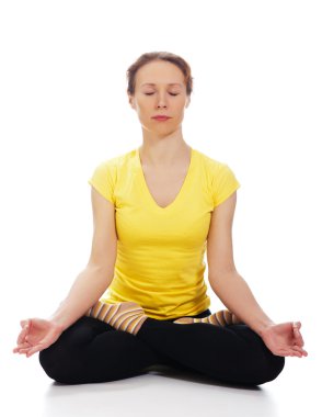 Yoga yapan genç bir kadın.