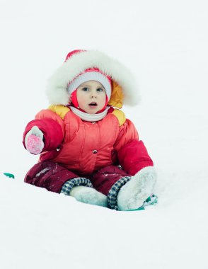 Kırmızı ceketli güzel bebek