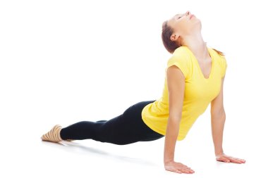 Yoga yapan genç bir kadın.