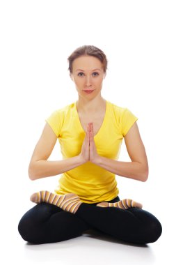 Yoga yapan genç bir kadın.