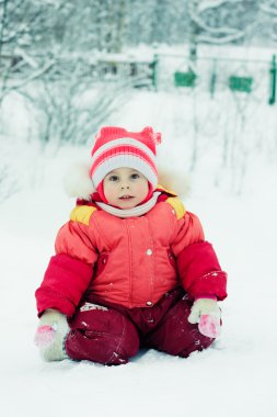 Kırmızı ceketli güzel bebek