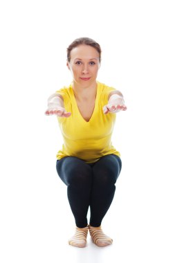 Yoga yapan genç bir kadın.