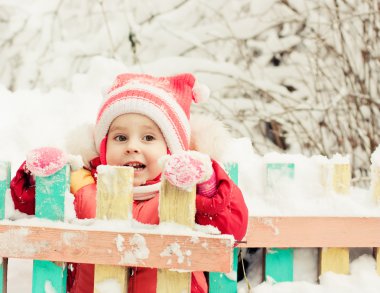 Kırmızı ceketli güzel mutlu bir çocukluk