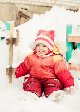 sürpriz çocuk oturuyor