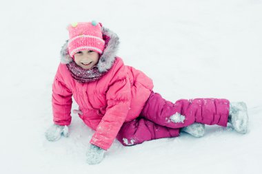 Bu kış açık kırmızı ceketli güzel mutlu bir çocukluk.
