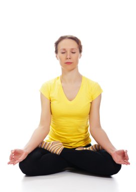 Yoga yapan genç bir kadın.