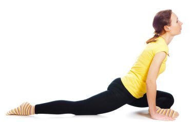 Yoga yapan genç bir kadın.