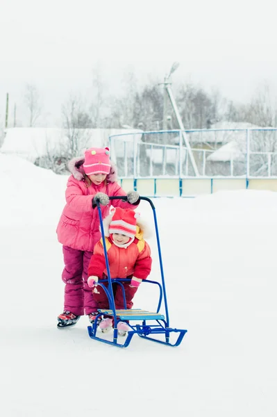 Niños felices en invierno al aire libre — Foto de Stock