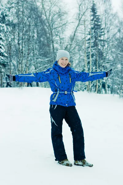 güzel bir genç kadın spor kıyafetli