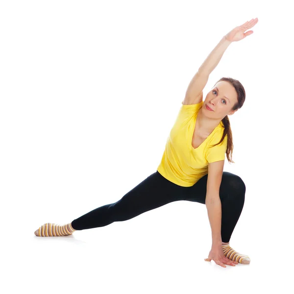 Mujer joven haciendo ejercicio de yoga — Foto de Stock