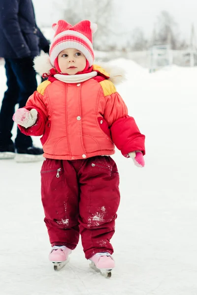 Ragazza in skate sul ghiaccio — Foto Stock