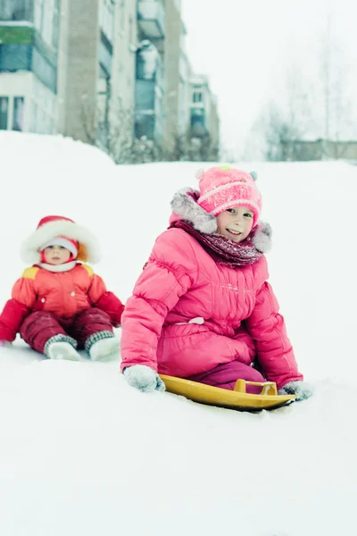 Bébé hiver à l'extérieur . — Photo