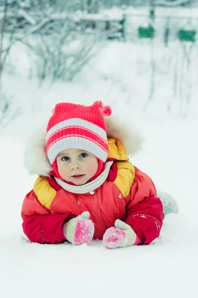 Belo bebê em uma jaqueta vermelha — Fotografia de Stock