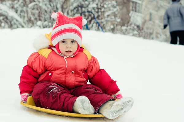 Bébé hiver à l'extérieur . — Photo