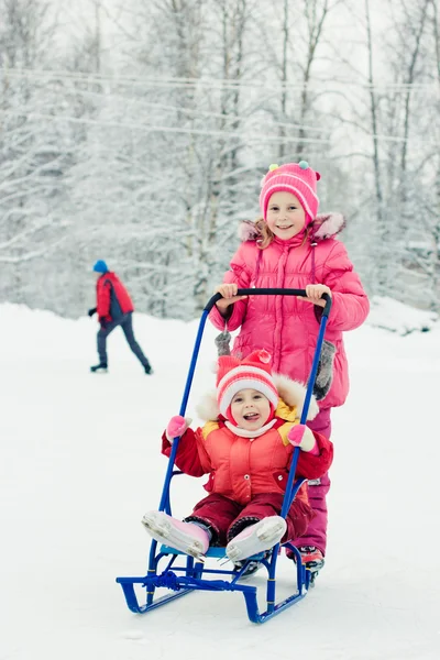 Niños felices en invierno al aire libre — Foto de Stock