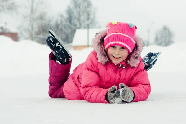 Κορίτσι στο πατινάζ στον πάγο — Φωτογραφία Αρχείου