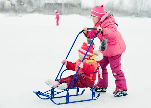 Bambini felici in inverno all'aperto — Foto Stock