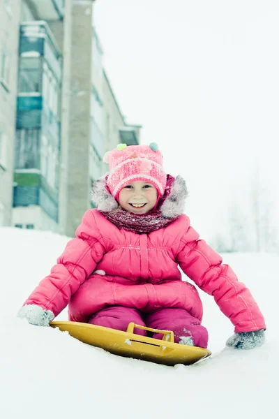 Dziecko na zewnątrz zima. — Zdjęcie stockowe