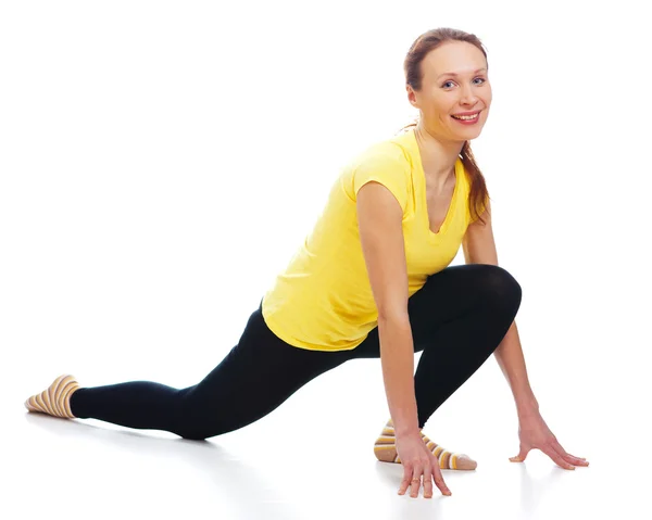 Jonge vrouw doet yoga oefening — Stockfoto