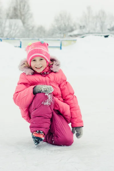 Fille en patinage sur la glace — Photo