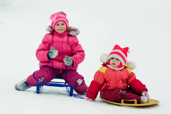 Två baby vinter utomhus. — Stockfoto