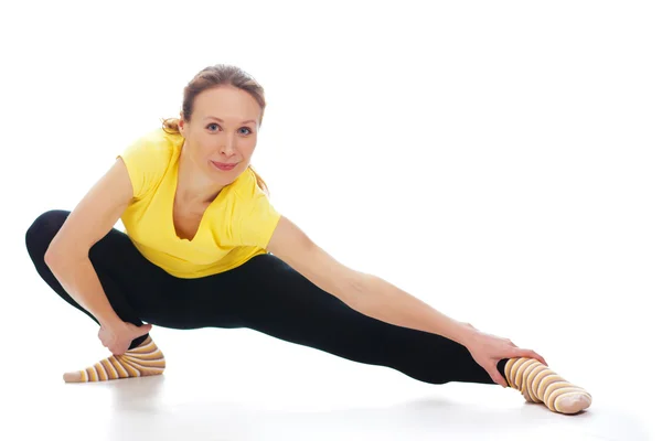 Jovem mulher fazendo exercício de ioga — Fotografia de Stock