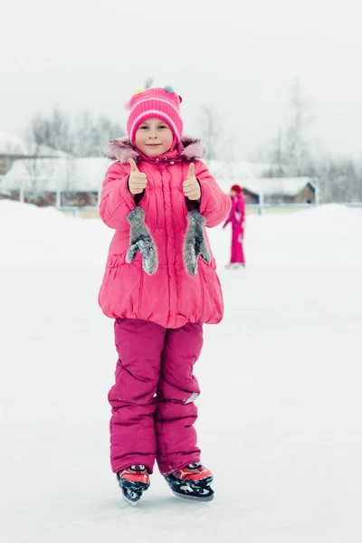 Buz üzerinde paten kız — Stok fotoğraf