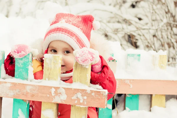 Bellissimo bambino felice con la giacca rossa — Foto Stock