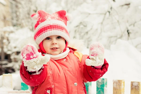 Hermoso niño feliz en la chaqueta roja — Foto de Stock