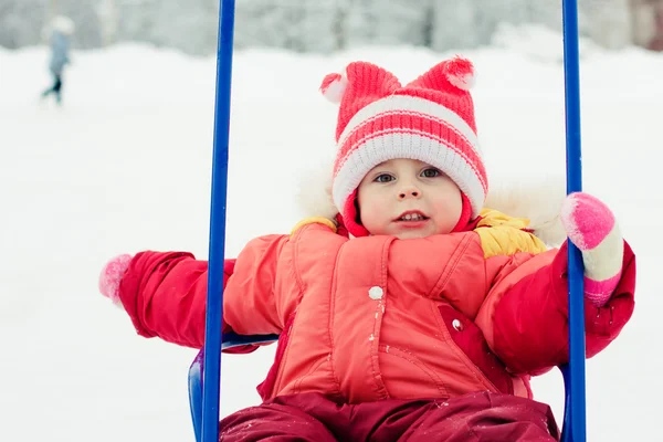 Bébé hiver à l'extérieur . — Photo