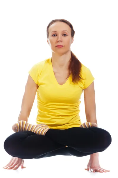 Jovem mulher fazendo exercício de ioga — Fotografia de Stock