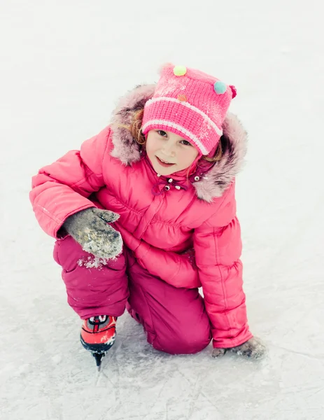 Девушка в коньках на льду — стоковое фото