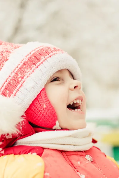 Hermoso niño feliz en la chaqueta roja — Foto de Stock