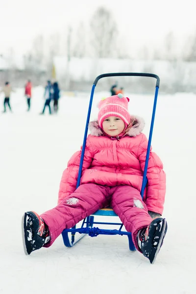 Детская зима на улице . — стоковое фото