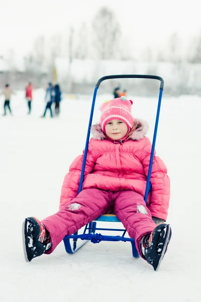 Bébé hiver à l'extérieur . — Photo