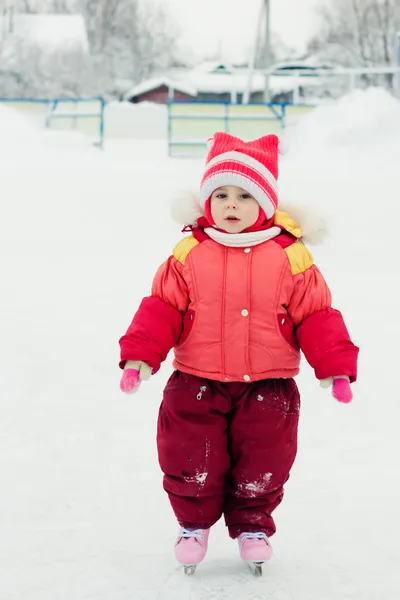 Ragazza in skate sul ghiaccio — Foto Stock