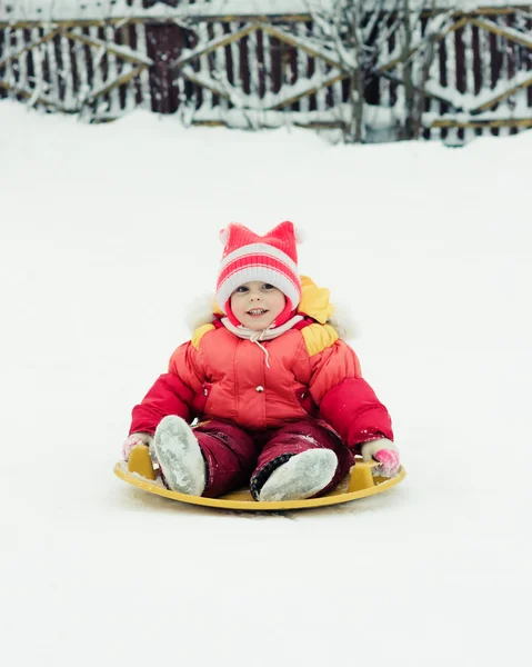 赤ちゃんの冬のアウトドア. — ストック写真