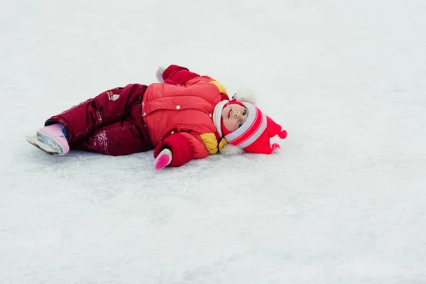 Meisje in schaatsen op het ijs — Stockfoto