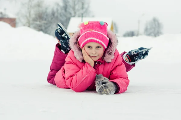 Ragazza in skate sul ghiaccio — Foto Stock