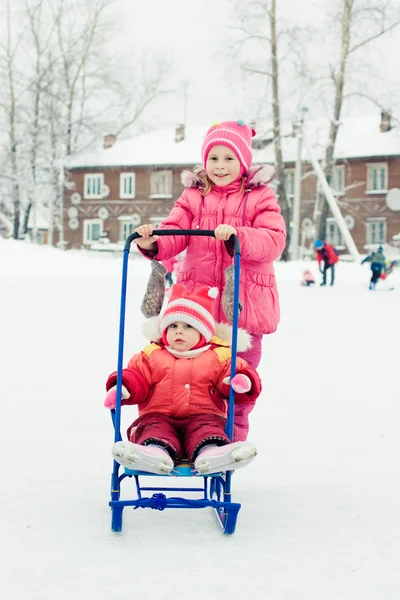 Enfants heureux en hiver à l'extérieur — Photo