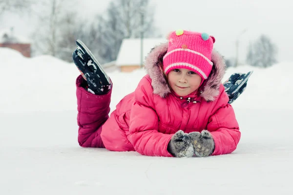 Mädchen mit Schlittschuhen auf dem Eis — Stockfoto