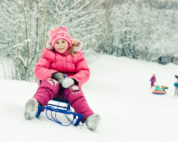 Baby winter buiten. — Stockfoto