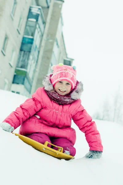 Baby winter buiten. — Stockfoto