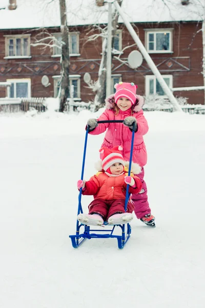 快乐的孩子在冬季户外活动 — 图库照片